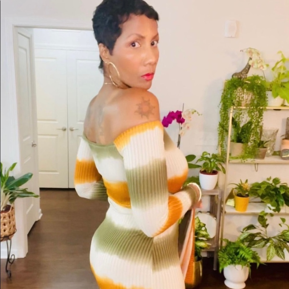 OFF SHOULDER STRIPE MIDI DRESS WITH BELT - Picture 2 of 2
